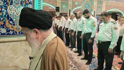 تصاویر/ تقدیر اهالی مساجد از خدمات نیروهای پلیس در دفاع مقدس ۱۲ روزه