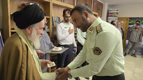 تصاویر/ تقدیر اهالی مساجد از خدمات نیروهای پلیس در دفاع مقدس ۱۲ روزه