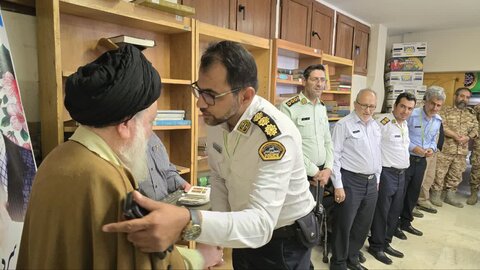 تصاویر/ تقدیر اهالی مساجد از خدمات نیروهای پلیس در دفاع مقدس ۱۲ روزه