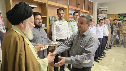 تصاویر/ تقدیر اهالی مساجد از خدمات نیروهای پلیس در دفاع مقدس ۱۲ روزه