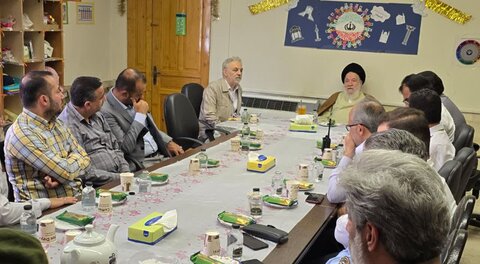 تصاویر/ تقدیر اهالی مساجد از خدمات نیروهای پلیس در دفاع مقدس ۱۲ روزه