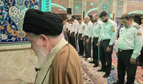 تصاویر/ تقدیر اهالی مساجد از خدمات نیروهای پلیس در دفاع مقدس ۱۲ روزه