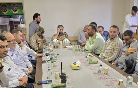 تصاویر/ تقدیر اهالی مساجد از خدمات نیروهای پلیس در دفاع مقدس ۱۲ روزه