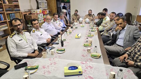 تصاویر/ تقدیر اهالی مساجد از خدمات نیروهای پلیس در دفاع مقدس ۱۲ روزه