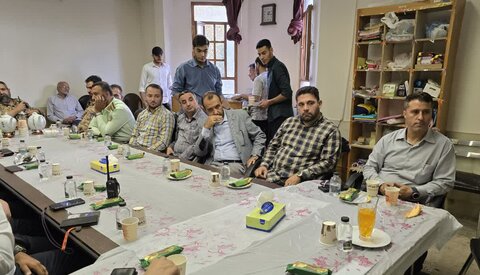 تصاویر/ تقدیر اهالی مساجد از خدمات نیروهای پلیس در دفاع مقدس ۱۲ روزه