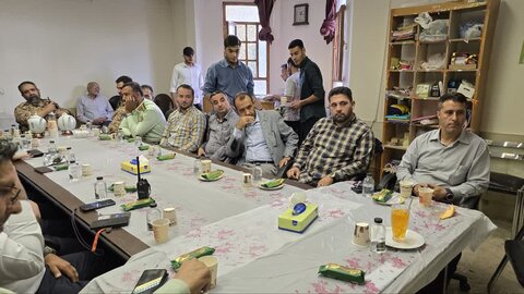 تصاویر/ تقدیر اهالی مساجد از خدمات نیروهای پلیس در دفاع مقدس ۱۲ روزه