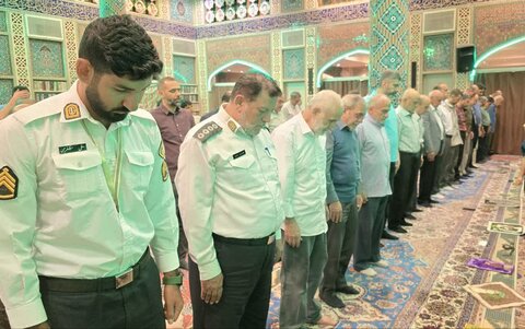 تصاویر/ تقدیر اهالی مساجد از خدمات نیروهای پلیس در دفاع مقدس ۱۲ روزه