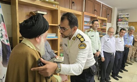 تصاویر/ تقدیر اهالی مساجد از خدمات نیروهای پلیس در دفاع مقدس ۱۲ روزه