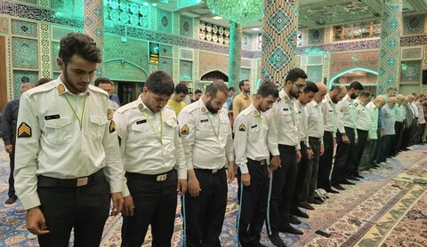 تصاویر/ تقدیر اهالی مساجد از خدمات نیروهای پلیس در دفاع مقدس ۱۲ روزه