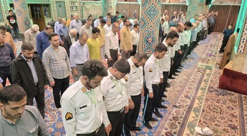تصاویر/ تقدیر اهالی مساجد از خدمات نیروهای پلیس در دفاع مقدس ۱۲ روزه