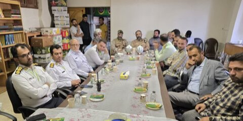 تصاویر/ تقدیر اهالی مساجد از خدمات نیروهای پلیس در دفاع مقدس ۱۲ روزه