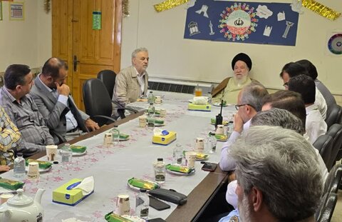 تصاویر/ تقدیر اهالی مساجد از خدمات نیروهای پلیس در دفاع مقدس ۱۲ روزه