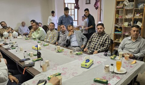 تصاویر/ تقدیر اهالی مساجد از خدمات نیروهای پلیس در دفاع مقدس ۱۲ روزه