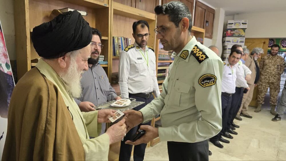 تصاویر/ تقدیر اهالی مساجد از خدمات نیروهای پلیس در دفاع مقدس ۱۲ روزه