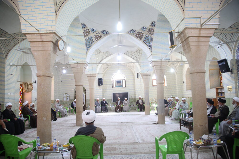 مشکلات اقتصادی و فرهنگی مردم را تحت فشار قرار داده است