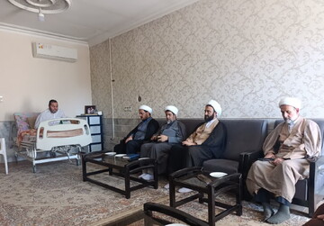 عیادت مدیر حوزه علمیه کاشان از روحانی آزاده دوران دفاع مقدس