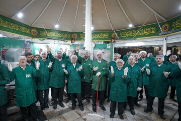 تصاویر/ خادمی رزمندگان لشکر ۱۴ امام حسین (ع) اصفهان در چایخانه حضرت رضا (ع)