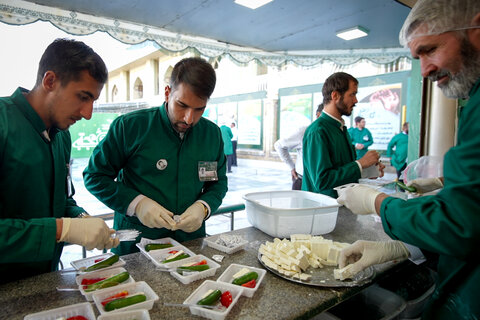 تصاویر|خادمی رزمندگان لشکر 14 امام حسین (ع) اصفهان در چایخانه حضرت رضا (ع)