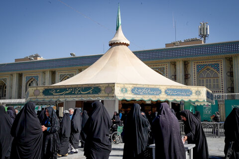 تصاویر|خادمی رزمندگان لشکر 14 امام حسین (ع) اصفهان در چایخانه حضرت رضا (ع)