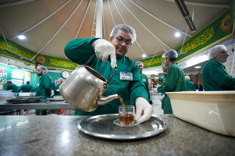 تصاویر|خادمی رزمندگان لشکر 14 امام حسین (ع) اصفهان در چایخانه حضرت رضا (ع)