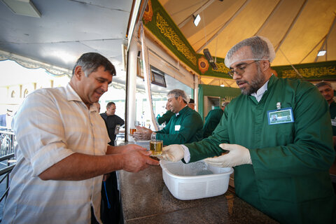 تصاویر|خادمی رزمندگان لشکر 14 امام حسین (ع) اصفهان در چایخانه حضرت رضا (ع)