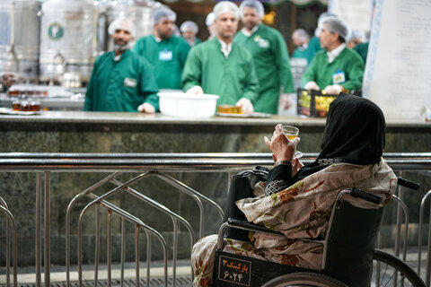 تصاویر|خادمی رزمندگان لشکر 14 امام حسین (ع) اصفهان در چایخانه حضرت رضا (ع)