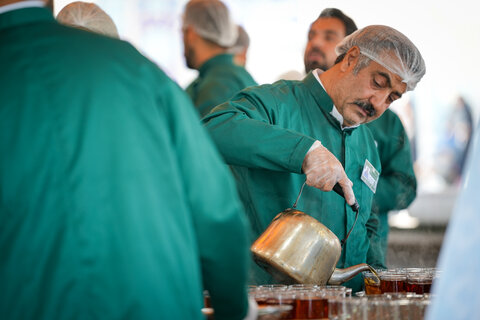 تصاویر|خادمی رزمندگان لشکر 14 امام حسین (ع) اصفهان در چایخانه حضرت رضا (ع)