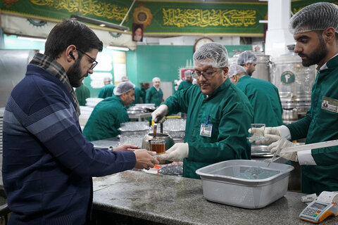 تصاویر|خادمی رزمندگان لشکر 14 امام حسین (ع) اصفهان در چایخانه حضرت رضا (ع)