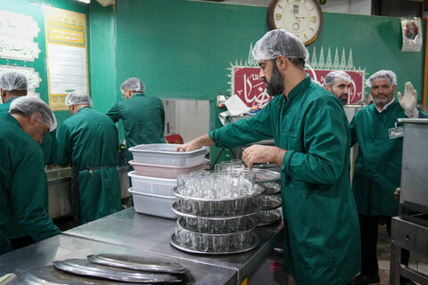 تصاویر|خادمی رزمندگان لشکر 14 امام حسین (ع) اصفهان در چایخانه حضرت رضا (ع)