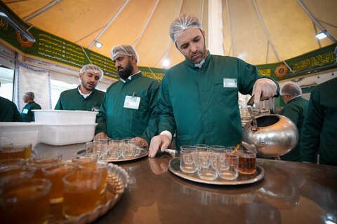 تصاویر|خادمی رزمندگان لشکر 14 امام حسین (ع) اصفهان در چایخانه حضرت رضا (ع)