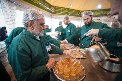 تصاویر|خادمی رزمندگان لشکر 14 امام حسین (ع) اصفهان در چایخانه حضرت رضا (ع)