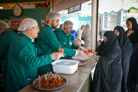 تصاویر|خادمی رزمندگان لشکر 14 امام حسین (ع) اصفهان در چایخانه حضرت رضا (ع)