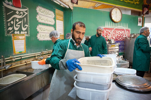 تصاویر|خادمی رزمندگان لشکر 14 امام حسین (ع) اصفهان در چایخانه حضرت رضا (ع)