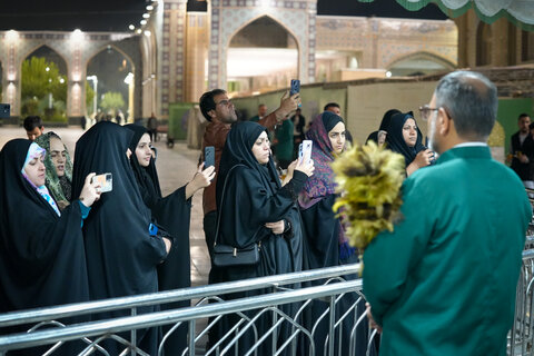 تصاویر|خادمی رزمندگان لشکر 14 امام حسین (ع) اصفهان در چایخانه حضرت رضا (ع)