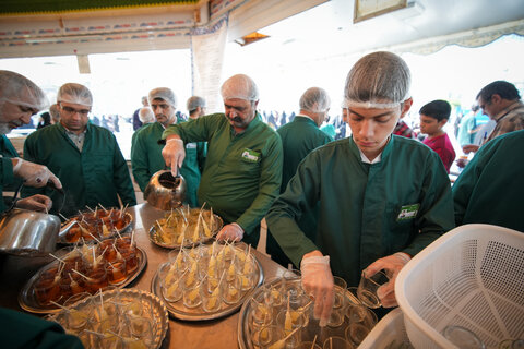 تصاویر|خادمی رزمندگان لشکر 14 امام حسین (ع) اصفهان در چایخانه حضرت رضا (ع)