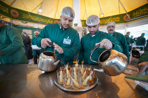 تصاویر|خادمی رزمندگان لشکر 14 امام حسین (ع) اصفهان در چایخانه حضرت رضا (ع)