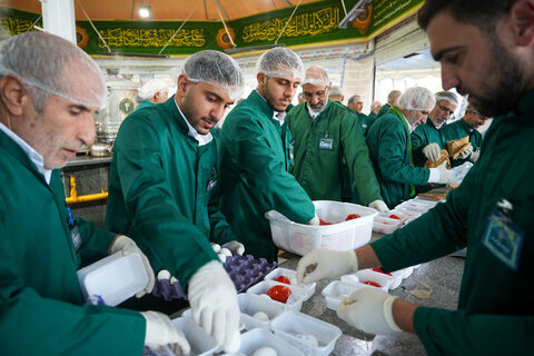 تصاویر|خادمی رزمندگان لشکر 14 امام حسین (ع) اصفهان در چایخانه حضرت رضا (ع)