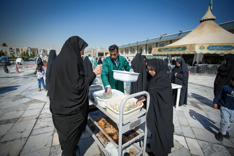 تصاویر|خادمی رزمندگان لشکر 14 امام حسین (ع) اصفهان در چایخانه حضرت رضا (ع)