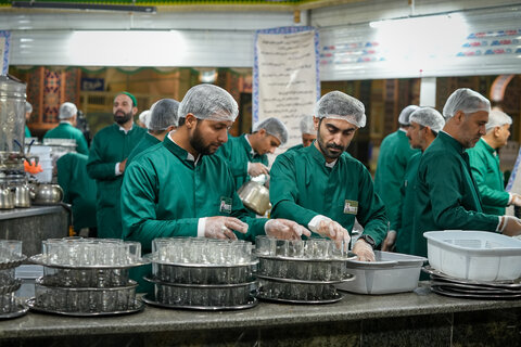 تصاویر|خادمی رزمندگان لشکر 14 امام حسین (ع) اصفهان در چایخانه حضرت رضا (ع)