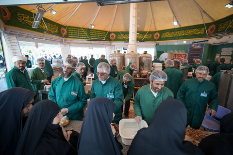 تصاویر|خادمی رزمندگان لشکر 14 امام حسین (ع) اصفهان در چایخانه حضرت رضا (ع)