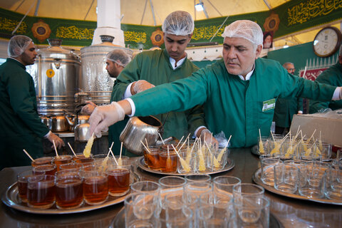 تصاویر|خادمی رزمندگان لشکر 14 امام حسین (ع) اصفهان در چایخانه حضرت رضا (ع)