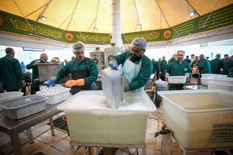 تصاویر|خادمی رزمندگان لشکر 14 امام حسین (ع) اصفهان در چایخانه حضرت رضا (ع)