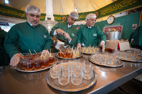 تصاویر|خادمی رزمندگان لشکر 14 امام حسین (ع) اصفهان در چایخانه حضرت رضا (ع)