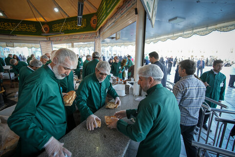 تصاویر|خادمی رزمندگان لشکر 14 امام حسین (ع) اصفهان در چایخانه حضرت رضا (ع)