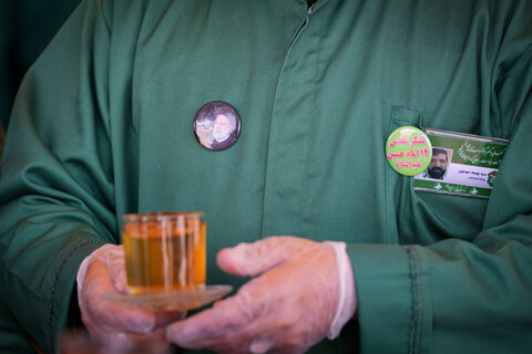 تصاویر|خادمی رزمندگان لشکر 14 امام حسین (ع) اصفهان در چایخانه حضرت رضا (ع)