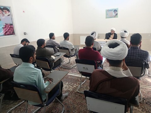 نشست تخصصی ارتباط مؤثر با دانش‌آموزان و دانشجویان در مدرسه علمیه جعفریه قدیمه قاین