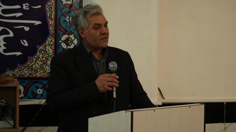 نشست صمیمی مداحان و شعرای آیینی کمال‌شهر