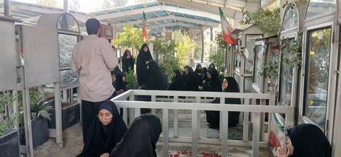 تصاویر/اردوی طلیعه حضور طلاب مدرسه علمیه الهیه ساوه در گلزار شهدا و مرقد امام خمینی( ره)