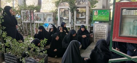 تصاویر/اردوی طلیعه حضور طلاب مدرسه علمیه الهیه ساوه در گلزار شهدا و مرقد امام خمینی( ره)