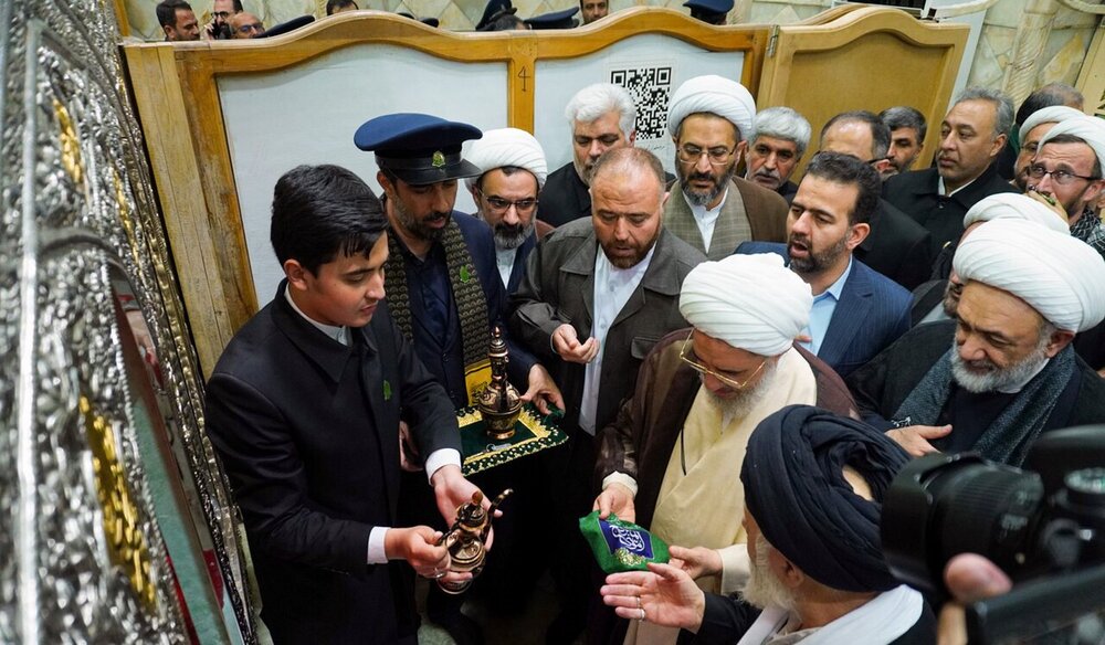 فیلم | مراسم غبارروبی و عطرافشانی حرم مطهر حضرت موسی مبرقع علیه السلام قم